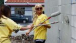 Η Paris Hilton βάφει τους τοίχους με τακούνια